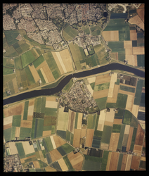 2000-1147 Verticale luchtopname van Spijkenisse (boven) en daaronder het dorpje Hekelingen. In het midden rivier de ...