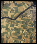 2000-1148 Verticale luchtopname van de rivier de Spui (midden), met bovenaan een gedeelte van Spijkenisse en rechts ...