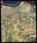 2000-1151 Verticale luchtopname van Oud-Beijerland, met daarboven de rivier het Spui en daarboven de het bassin van ...