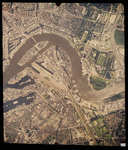 2000-1153-A Verticale luchtopname van Rotterdam, met boven links de Leuvehaven in de Stadsdriehoek, daaronder het ...
