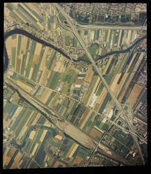2000-1157 Verticale luchtopname van Rijsoord (midden) en het gehucht Strevelshoek (linksboven), langs de rivier de ...