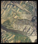 2000-1159 Verticale luchtopname van Zwijndrecht, met rechtsboven rijksweg 16 (A16), en links het spooremplacement ...