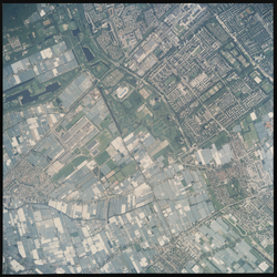 2000-266 Verticale luchtopname van het Westland met rechtsboven 's-Gravenhage, linksonder Poeldijk, rechtsonder ...
