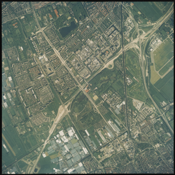 2000-270 Verticale luchtopname van Rijswijk (bovenaan) en Delft (rechtsonder), met in het midden van linksonder naar ...
