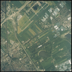 2000-271 Verticale luchtopname van Knooppunt Ypenburg, linksboven, met naar onderen snelweg A 13 en naar rechts de A 4. ...