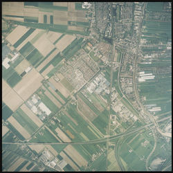 2000-283 Verticale luchtopname van rijksweg A 12, onderaan van links naar rechts, en rechts de Gouwe langs Waddinxveen. ...