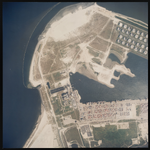 2000-287 Verticale luchtopname van de Maasvlakte, met links de Noordzee, en bovenaan de Maasmond. In het midden de ...