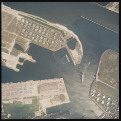 2000-290 Verticale luchtopname van de Maasvlakte, met bovenaan de Nieuwe Waterweg en het Calandkanaal, links de ...
