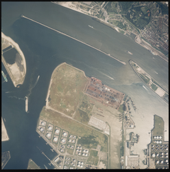 2000-291 Verticale luchtopname van Europoort met rechtsboven Hoek van Holland en daaronder de Nieuwe Waterweg en het ...