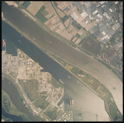2000-297 Verticale luchtopname van Rotterdam met van boven naar beneden de Nieuwe Waterweg en het Calandkanaal, en ...