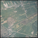 2000-301 Verticale luchtopname van Maasland (midden), met daaronder snelweg A 20 en een gedeelte van Maassluis. ...