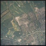2000-312 Verticale luchtopname van de Vlaardingse Vaart, met rechts Vlaardingen met de wijken Holy-Noord en Holy-Zuid, ...