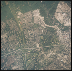 2000-313 Verticale luchtopname met het tracé van de A 4 met links Vlaardingen en rechts Schiedam, en daarnaast van ...