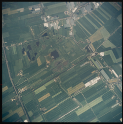 2000-315 Verticale luchtopname van Oude Leede (rechtsboven) in Pijnacker en rechtsonder een gedeelte van Berkel en ...