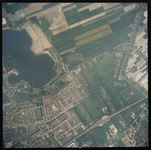 2000-318 Verticale luchtopname van Rotterdam, met boven links het recreatiegebied bij de Zevenhuizer Plas en rechts de ...
