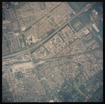 2000-319 Verticale luchtopname van Rotterdam met rijksweg A 20, en daarboven links Ommoord en rechts Zevenkamp. ...