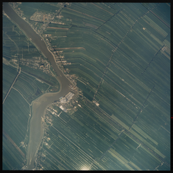 2000-324 Verticale luchtopname van het oostelijke gedeelte van de Gemeente Nieuwerkerk aan den IJssel met het ...