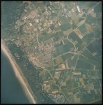 2000-329 Verticale luchtopname van Rockanje, met linksonder de Noordzee, het strand en de duinen. Linksboven het ...