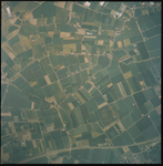 2000-330 Verticale luchtopname van Gemeente Westvoorne met rechtsboven Tinte. Onder Gemeente Hellevoetsluis, de N 57 ...