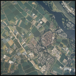 2000-331 Verticale luchtopname van Brielle, met onderaan links de wijken Rugge, rechts Zuurland, en daarnaast de wijk ...