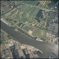 2000-336 Verticale luchtopname van de A 20 tussen Maassluis (linksboven) en Vlaardingen (rechtsboven), met daarachter ...