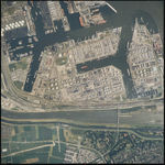 2000-338 Verticale luchtopname van Rotterdam met het haven- en industriegebied de Botlek, met linksboven de ...