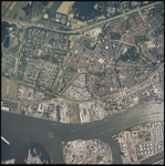 2000-339 Verticale luchtopname van Vlaardingen met bovenaan rijksweg A20, en daaronder de wijken Westwijk, Indische ...