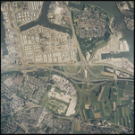 2000-341 Verticale luchtopname van Rotterdam, met bovenaan de 2e Petroleumhaven, met links de 1e Petroleumhaven, en ...