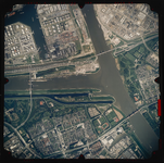 2000-343 Verticale luchtopname van Rotterdam met linksboven de 3e Petroleumhaven in de Botlek, rechts de Oude Maas en ...