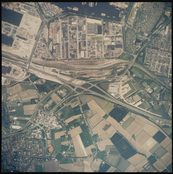 2000-350 Verticale luchtopname van Rotterdam met bovenaan het bedrijventerrein Waalhaven-Zuid en daaronder het ...