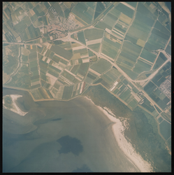 2000-364 Verticale luchtopname van het eiland Goeree-Overflakkee met linksboven Goedereede, en rechts Stellendam en ...