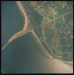 2000-366 Verticale luchtopname van de gemeente Westvoorne, en het grondgebied van Hellevoetsluis (rechts). Vanaf de ...