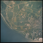 2000-367 Verticale luchtopname van Hellevoetsluis met de wijk Nieuw Helvoet (rechts) met bovenaan de N 57 en links naar ...