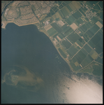 2000-372 Verticale luchtopname van het Haringvliet, met links bovenaan Hellevoetsluis, Oudenhoorn (rechtsboven) en het ...