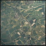 2000-374 Verticale luchtopname van Abbenbroek met rechts erlangs de Bernisse (rivier), bovenaan rechts Geervliet, en ...