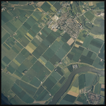 2000-375 Verticale luchtopname van het dorp Zuidland (boven) met rechts de Bernisse (rivier) en de Stompaardse Plas. ...