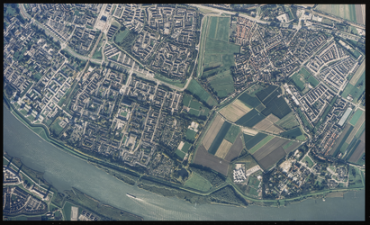 2000-381 Verticale luchtopname van Hoogvliet-Zuid, met uiterst links de Meeuwenplaat, en rechts daarnaast de Zalmplaat. ...