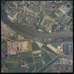 2000-382 Verticale luchtopname van Hoogvliet-Zuid, en Poortugaal (Bovenaan) met onderaan het Delta Ziekenhuis, in het ...