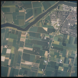 2000-384 Verticale luchtopname van Oud-Beijerland en omgeving, met in het midden onderaan de Zinkweg. Linksboven de ...