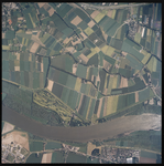 2000-386 Verticale luchtopname van de weilanden ten oosten van Rhoon, met onderaan langs de Oude Maas de Rhoonse ...