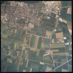 2000-387 Verticale luchtopname van Oud-Beijerland. Rechts onderaan snelweg A 29.
