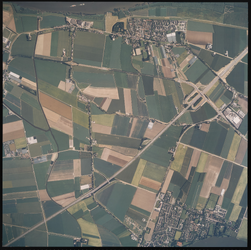 2000-388 Verticale luchtopname van Heinenoord, met erboven een gedeelte van de Oude Maas en links ernaast ...