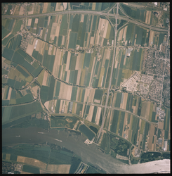 2000-389 Verticale luchtopname van Barendrecht (rechts), met bovenaan snelweg A 15 en in het midden het Vaanplein. In ...