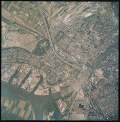 2000-396 Verticale luchtopname van Zwijndrecht, met links onderin Groote Lindt met een industrieterrein en de havens ...