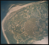 2000-402 Verticale luchtopname van het meest westelijke punt van het eiland Goeree-Overflakkee, met de kustlijn en het ...