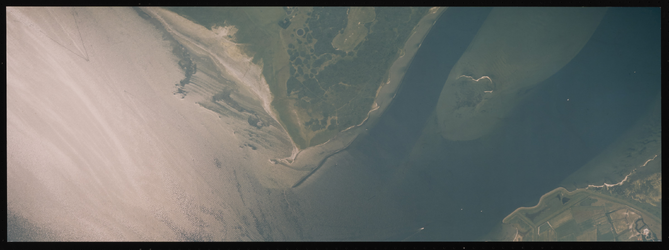 2000-403 Verticale luchtopname van een gedeelte van het eiland Hompelvoet in het Grevelingenmeer. Rechts onderaan de ...