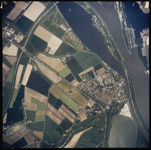2004-1027 Verticale luchtopname van het dorp Zwartewaal, met rechts daarboven het recreatiegebied Brielse Meer en de ...