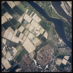 2004-1029 Verticale luchtopname van Brielle en omgeving met linksonder de wijk Rugge, en rechtsboven recreatiegebied ...