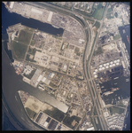 2004-1030 Verticale luchtopname van het haven- en industriegebied de Botlek in Rotterdam met rechts een gedeelte van de ...