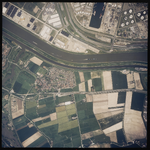 2004-1032 Verticale luchtopname van het haven- en industriegebied de Botlek in Rotterdam, met in het midden de ...